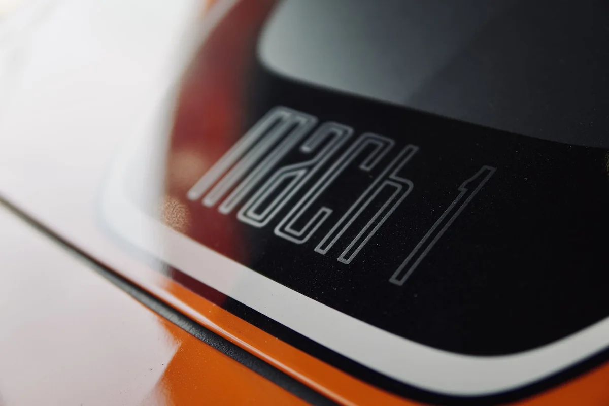 Emblema Mach 1 na lataria do Mustang, X11 Motors.